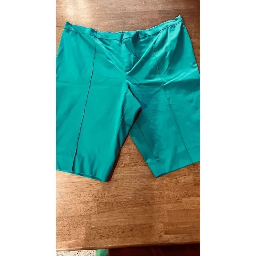 Isaac Mizrahi Live Green Bermuda Shorts WOmens Size 28WP